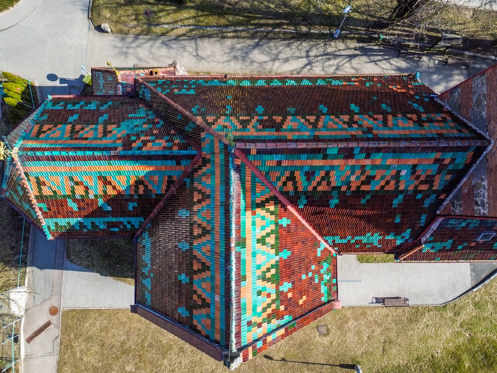 Pohled shora na barevnou střechu bílovického kostela