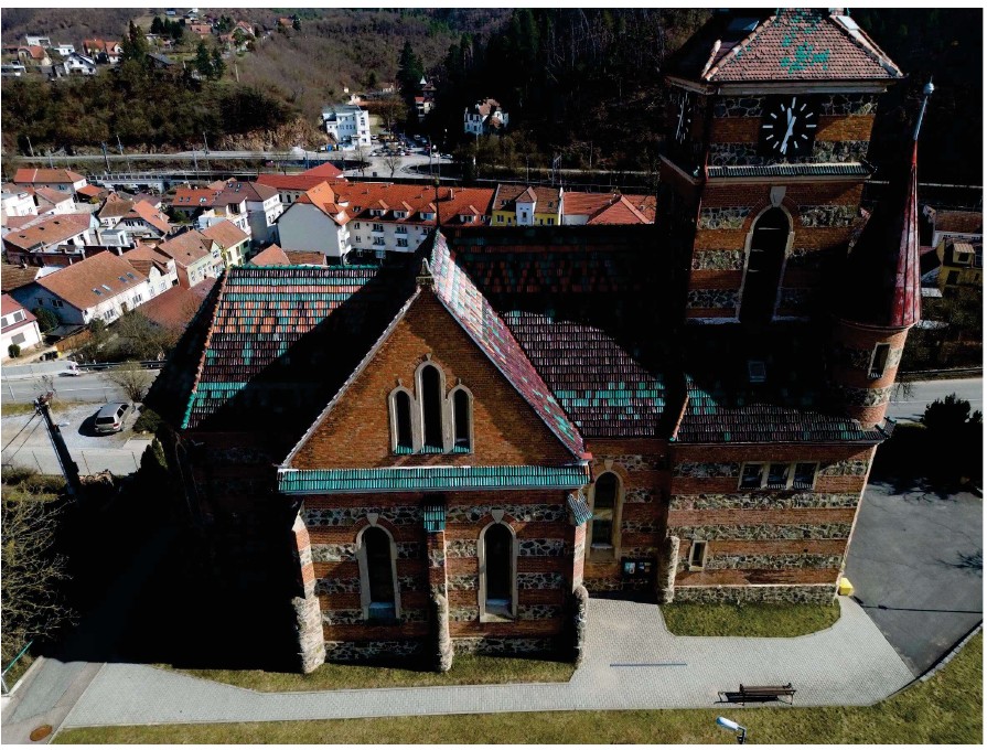 Pohled shora na střechu kostela